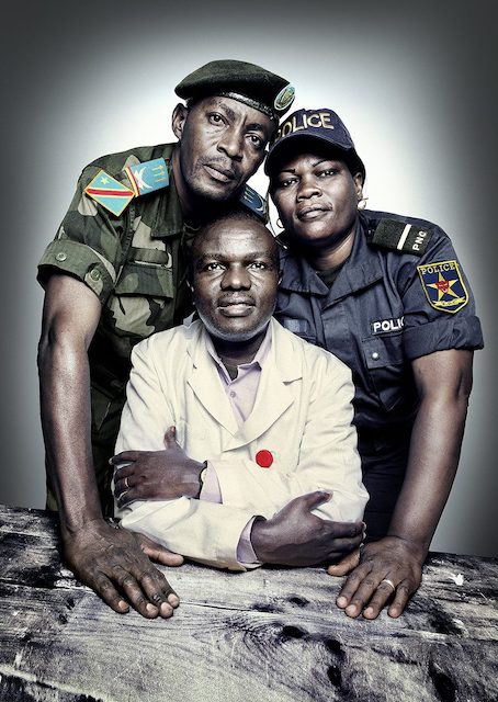 Les partenaires de PHR, le docteur Desire Alumeti (assis), chirurgien pédiatrique à l'hôpital de Panzi en RDC, le capitaine David Kazadi Nzengu (à gauche) et le sergent Honorata Uvoya Fwaling (à droite). 